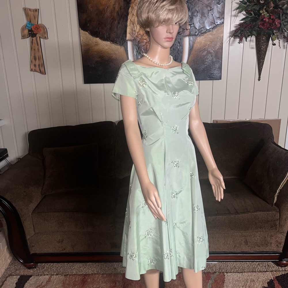 Vintage (1970’s) Mint Green Cocktail Dress W/ Floral Embroideries • Size Small - Picture 9 of 15